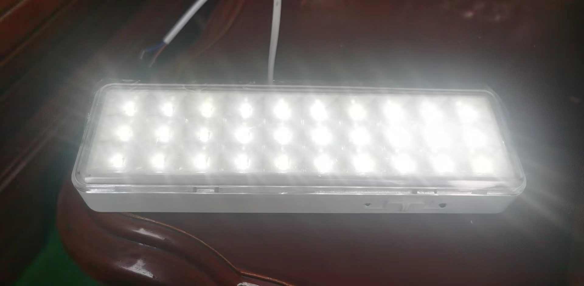 Lámpara portátil de camping de emergencia superbrillante LED recargable