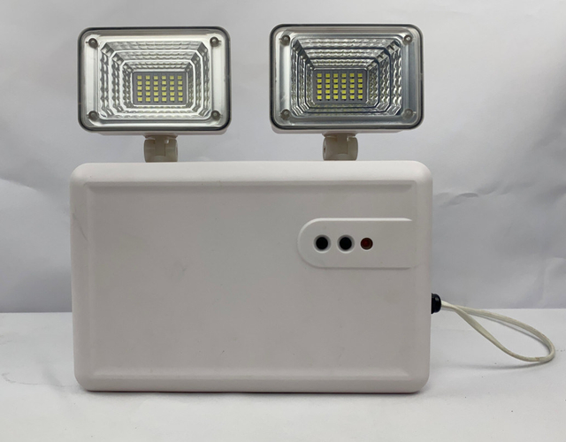 Luz LED recargable de emergencia de dos cabezales IP65