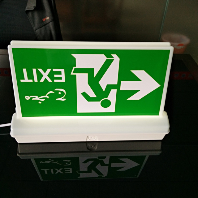 Lámpara de salida de batería recargable de seguridad de emergencia a prueba de agua LED IP65