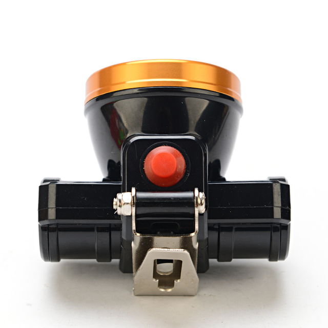 Faro LED recargable de haz fuerte instalado en el casco sin cinturón