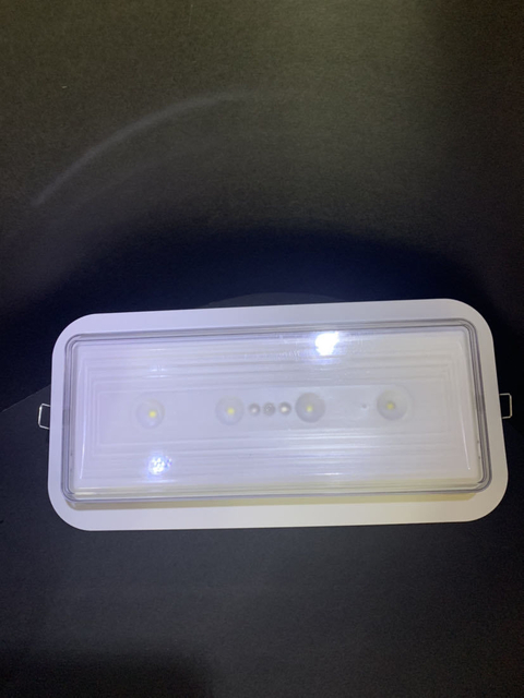 Lámpara de superficie o empotrable de emergencia con batería de litio recargable LED